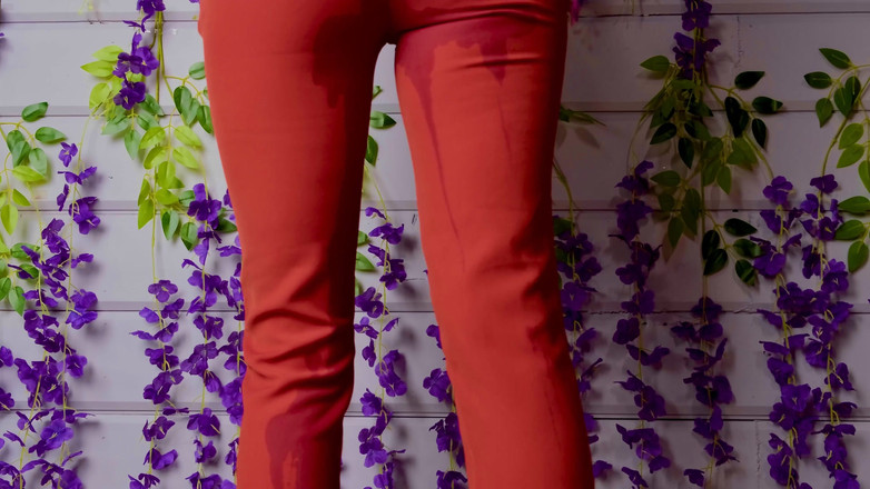 Eva Deva: Hodně čůrání v kalhotách! Podívej, jak mokrou podlahu zvlhčím!