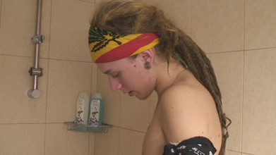 Attraktives schätzchen gibt sinnlichen blowjob im bademantel