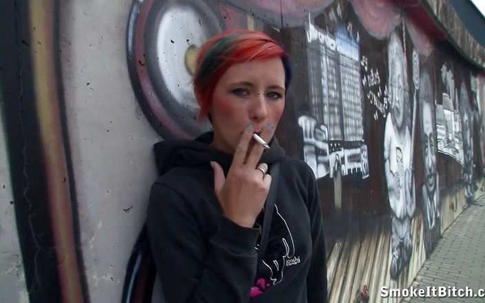 Smoke it bitch: Kim - merokok di jalan
