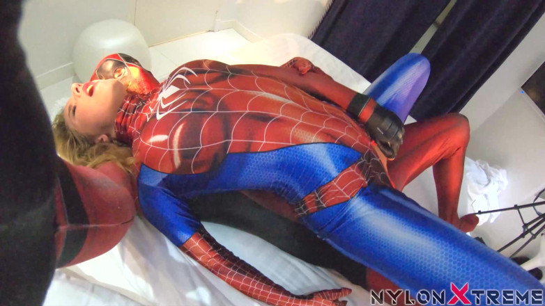 Nylon Xtreme: 第一人称视角摄像头Sofi Goldfinger和zentai蜘蛛女孩做爱