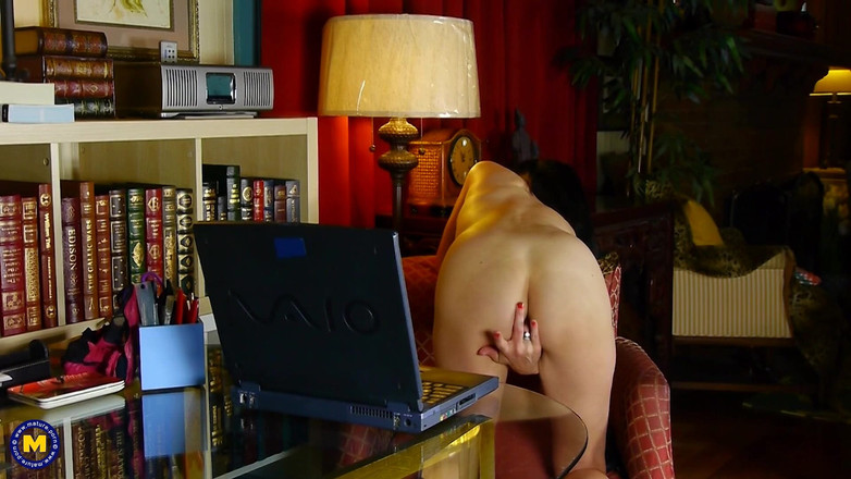 Mature NL: Magrinha MILF Natasha Kee Dedilha Sua Buceta Na Frente Da...