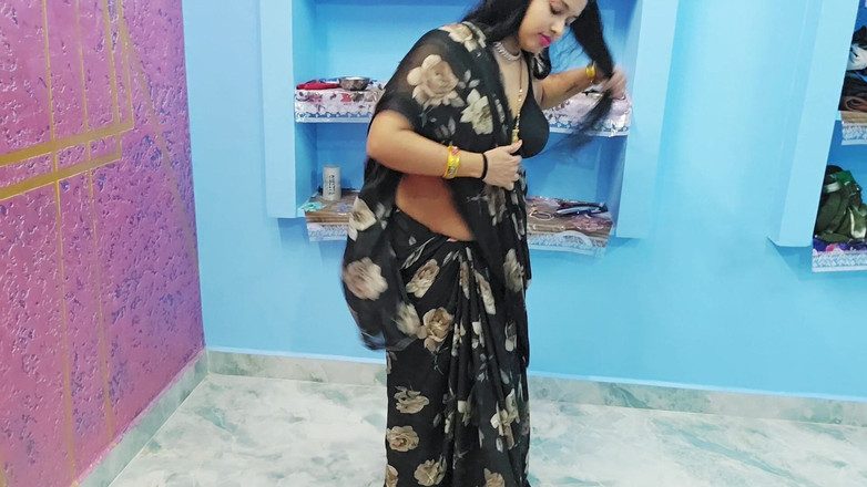 Payal studios: 女仆把扫帚放在阴户里