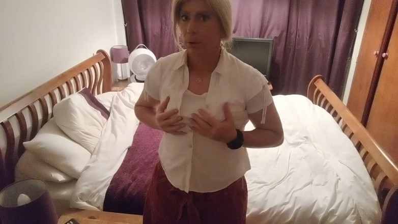NikkiGee: Dame in weiß