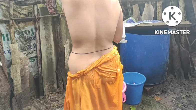 Anita yadav: Anita Yadav se baigne dans un style indien