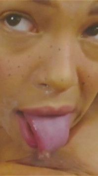 Papai chupa meus mamilos sensuais por favor