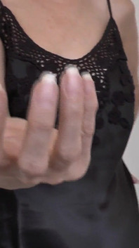 Un coaching masturbatoire clipse de belles mains et de la soie noire, Lady Victoria Valente