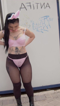 Pego na rua Nadja Lapiedra fazendo desafios ridículos na rua. Vestida de coelhinha, ela está procurando sexo sujo