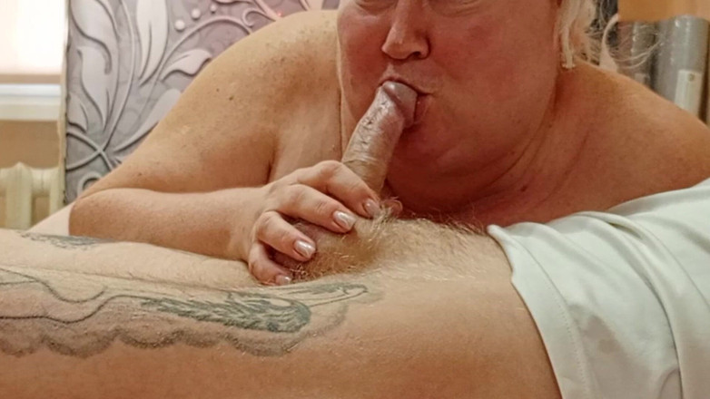 Zona901: 자지를 오랫동안 빨고 정액을 많이 삼키는 새엄마