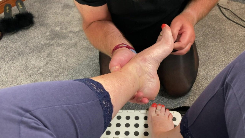 Mr MF: Nyonya dewasa footboy melepas sepatu dan kaus kakinya yang bau