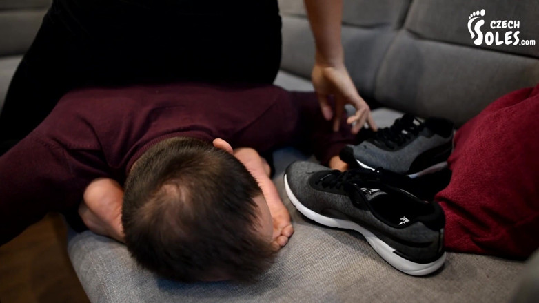 Czech Soles - foot fetish content: Dominado pelo cheiro de tênis, meias e pés da Megan...
