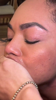 Madrasta Ebony MILF faz sexo com seu enteado e sua namorada em um ménage interracial em família! Carla Morelli & Kylei Ellish