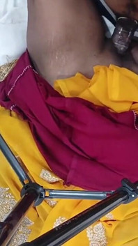 Priya Bhabhi zavolá svému nevlastnímu bratrovi, šuká kundičku a manžela
