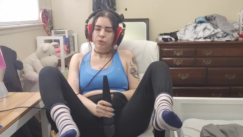 lilredvelvettt: Kulaklık takan müziğe boşalıyor