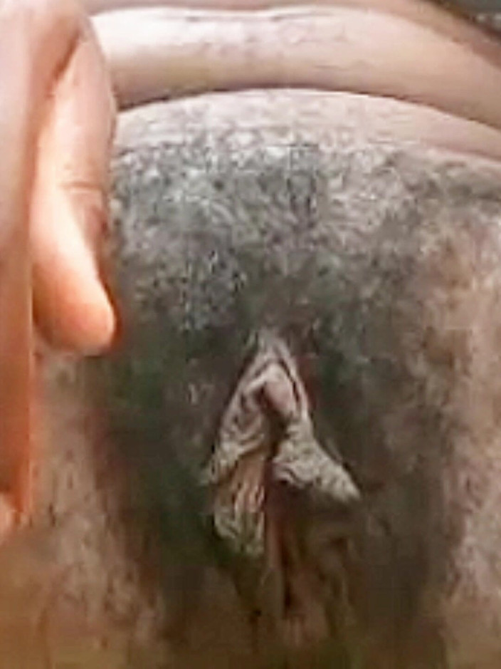 Barqueen: Téměř Přistižena Venkovní Masturbace