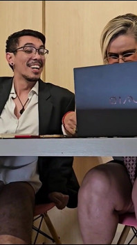 L’odeur du cul est dans l’air, le sexe dans le bureau sous le bureau