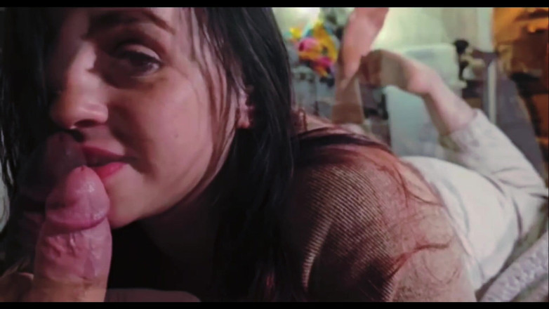 LEXI AND DAN: Lexi si cewek nakal lagi asik pamer kaki dan ngasih...