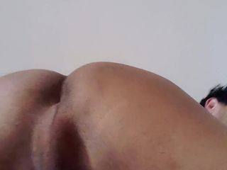 trebol_Jess: 年轻的拉丁女郎用性感和挑衅性的动作展示他的屁股