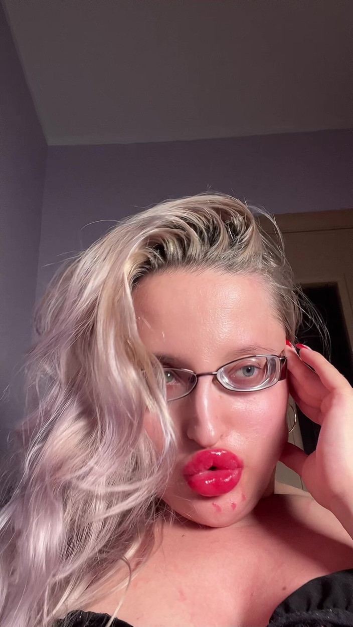 FinDom Goaldigger: 荡妇大嘴唇口交撸管指挥眼镜