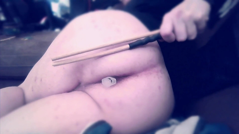 Oznob Oznofla: 발정난 Sissyboy 후장 후장 스팽킹과 후장 구멍에서 신선한 장난감 빨기