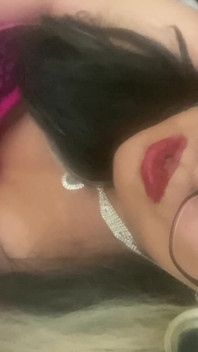 Krissy Sweets menggunakan cincin zakar dan mainan dubur