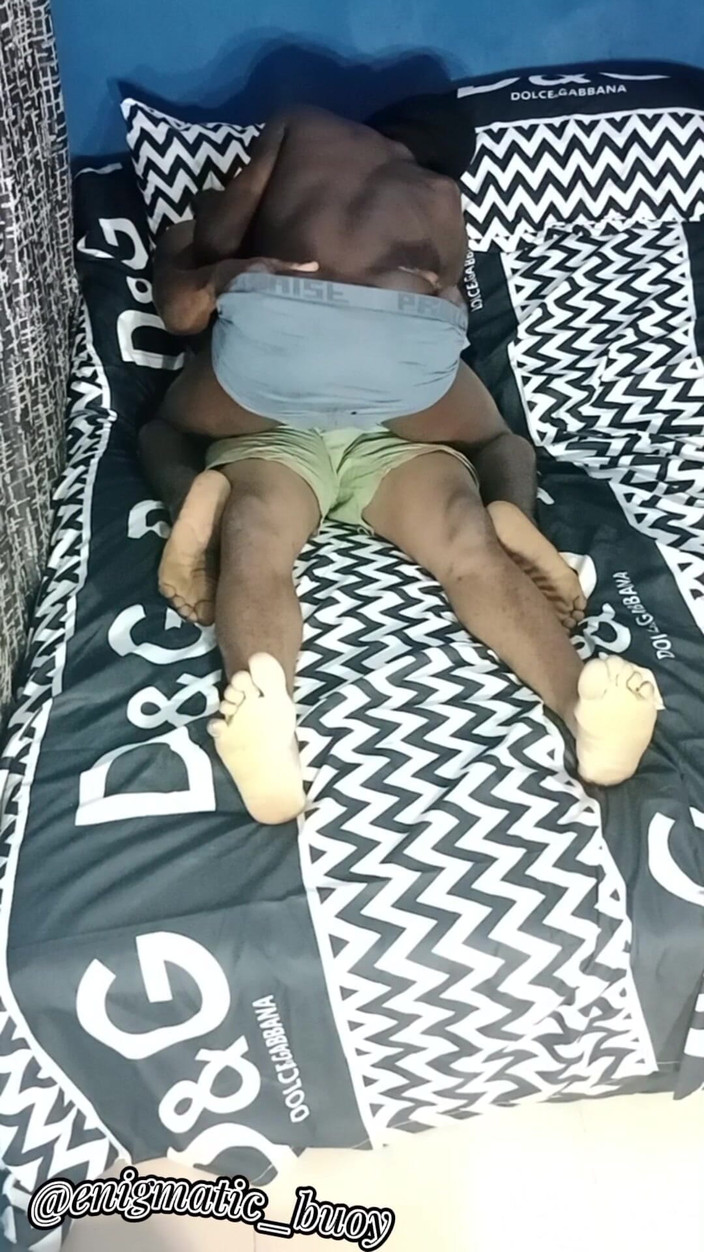 Enigmatic Buoy: Comment j’ai surpris mon demi-frère en train de se faire...