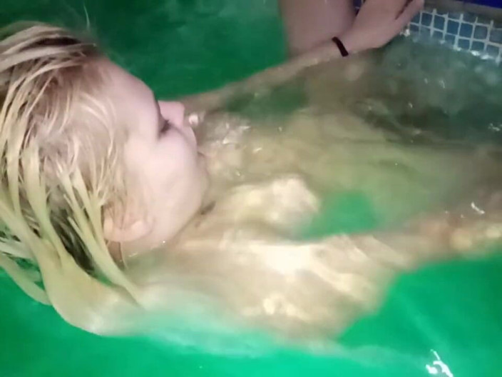 LizAngel: Мастурбация с давлением воды