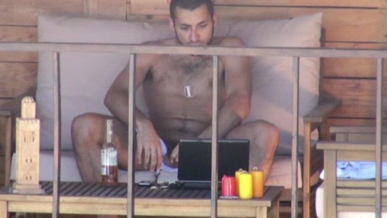 ARAB FUCKERS WITH HUGE COCKS: โชว์เสียวให้เห็นน้ำแตกของหนุ่มอาหรับตรงที่กำลังชักว่าว