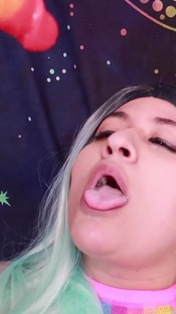 Gadis rave lagi asik muasin memeknya pakai mainan seks favoritnya