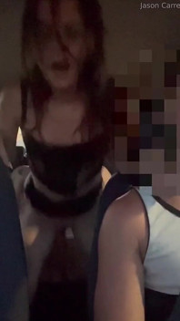 ウーバーの中で小さなリルベイブとセックスして、彼女はとても興奮して運転手にオナニーする - マッシー・スイート