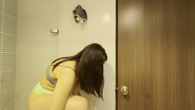 scarlettandc: Komşumun banyosunda o fark etmeden mastürbasyon yapıyorum