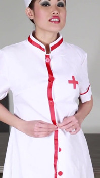 Asiatisk sjuksköterska fyller detta glas med din sperma!