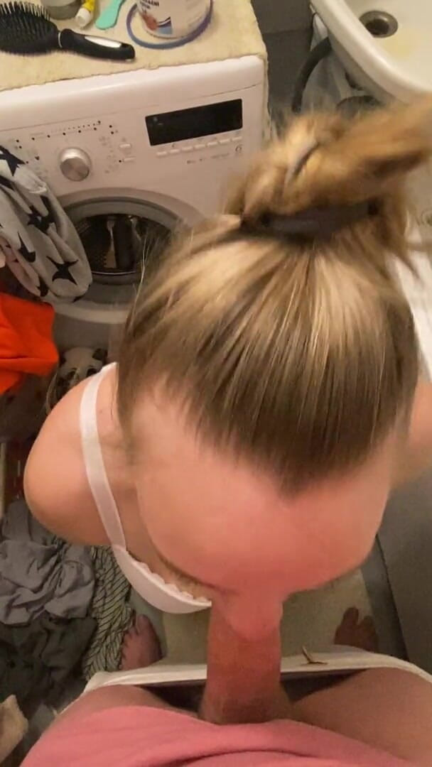 Bootyass Girl: Un rischioso pompino veloce in bagno quando la mia matrigna...