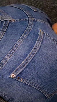 Edging und cumming auf ihrem jeans-arsch, nachdem sie sie reißt - programmierer-ehefrau