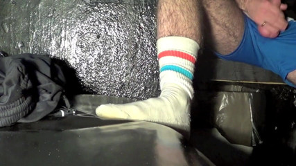 Sneaker gay: Ruan scopata in bacrkoom da scall boys