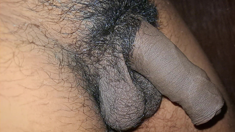 Desi Porn India 2: Tânăr băiat indian desi care se pișă solo.