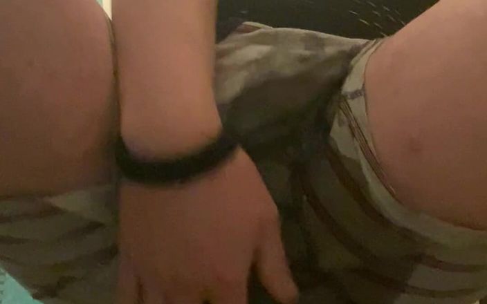 House mate: 男人撒尿裤子并操他自己的混蛋