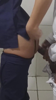 Doktor a sestra mají sex v nemocniční koupelně