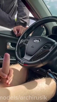 Eine heiße Twink-Kreuzfahrt auf dem Highway, Papi hat mich auf der Straße gewichst und mich grob ohne gummi gefickt! Ausschließlich.