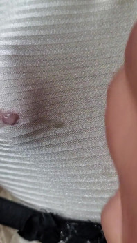 Precum em primeiro plano sob minha calcinha com listras de nylon, calcinha vintage