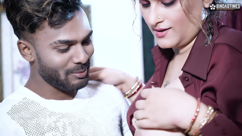 Biind as times: La modella tettona desi fashion e la designer tharki scopa...