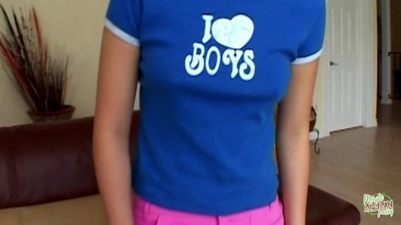 Magic Asian Pussy: アジア系女性は、ドギースタイルの姿勢で激しいアナルセックスを期待しながら自己刺激を行います。