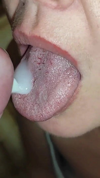 Mẹ kế đã thổi kèn ướt át và xuất tinh vào miệng cho con trai riêng hứng tình
