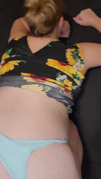 Seduzione con abbronzatura: pomeriggio appassionato di una MILF