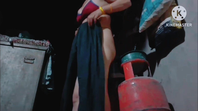 TricolorMusic3: Aku lagi asik ganti baju sambil bugil, memekku yang super...