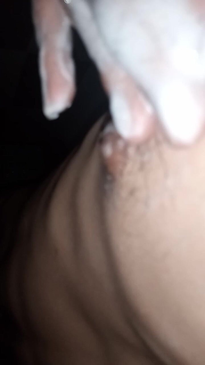 Cute boy jerks off: Il ragazzo si masturba mentre ascolta musica cinese in bagno