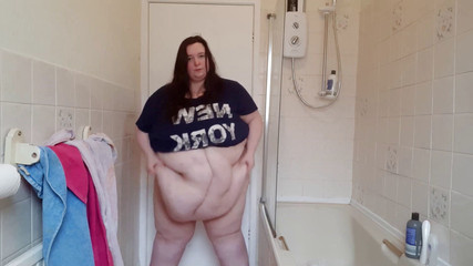 SSBBWLadyBrads: Velká kráska SSBBW předvádí tlusté břicho chvěním a třese se