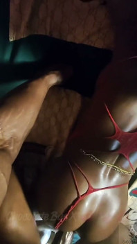 Zaddy creuse une grosse bite noire dans ma chatte étroite toujours ma chatte est en feu, mais c’est tellement bien !