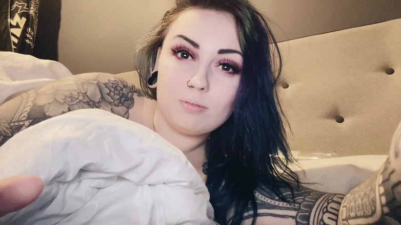 Miss Valentina: 给另一个男人发消息 被忽视