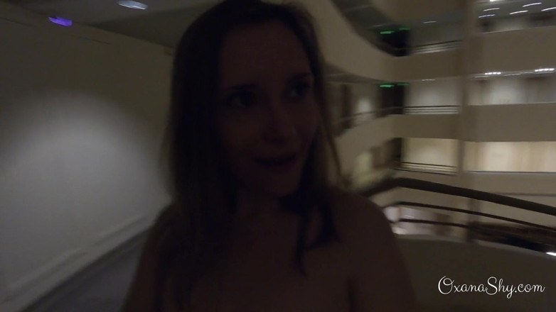 MILF Oxana: Спійманий голим у коридорі готелю