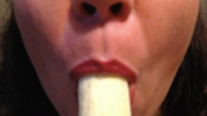 Lily Lipstixxx: La banana ingoia, non sputi!
